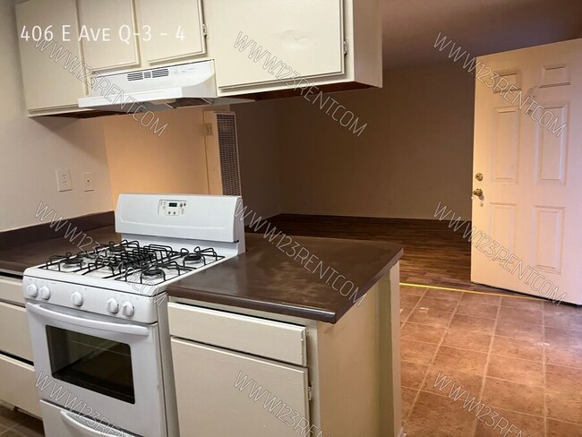 Building Photo - EAST PALMDALE 2BD/ 1 BATH 2ND FLOOR APT