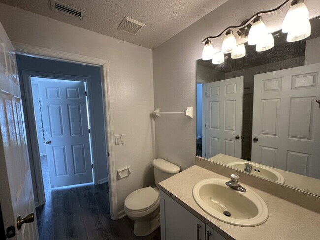 Building Photo - Beautiful Townhome