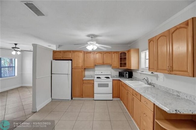 Building Photo - 450 NE 58th Ct