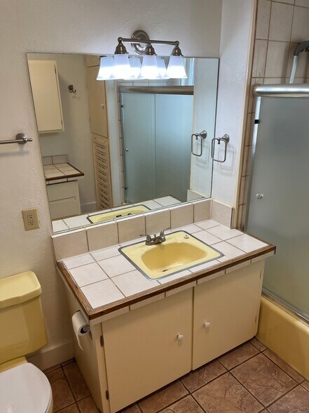Bathroom - 1112 N Wahsatch Ave