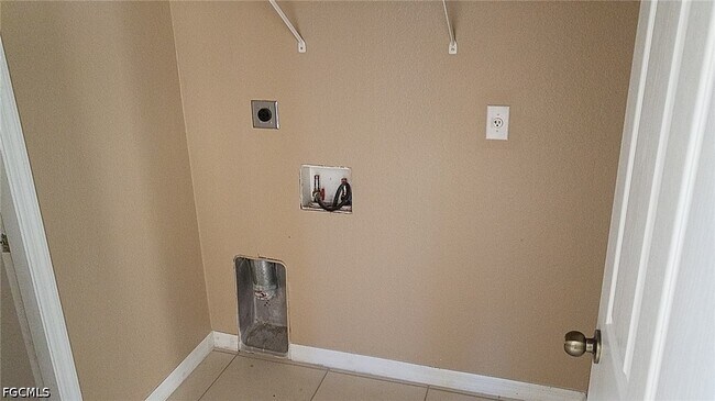 Building Photo - 932 Dobbins St E