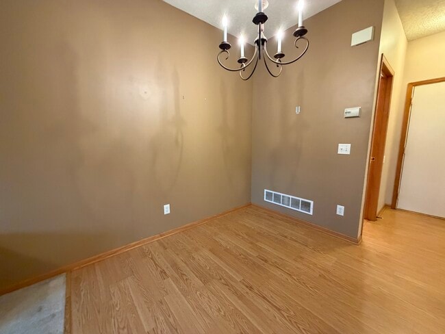 Building Photo - 11007 Oak Grv Cir