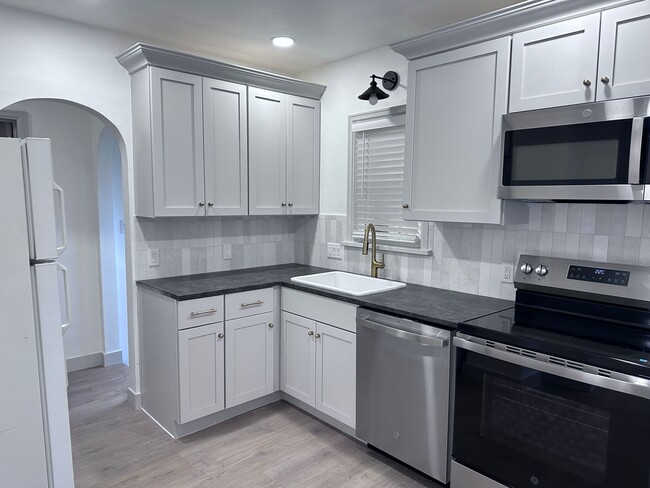Building Photo - 445 2nd St