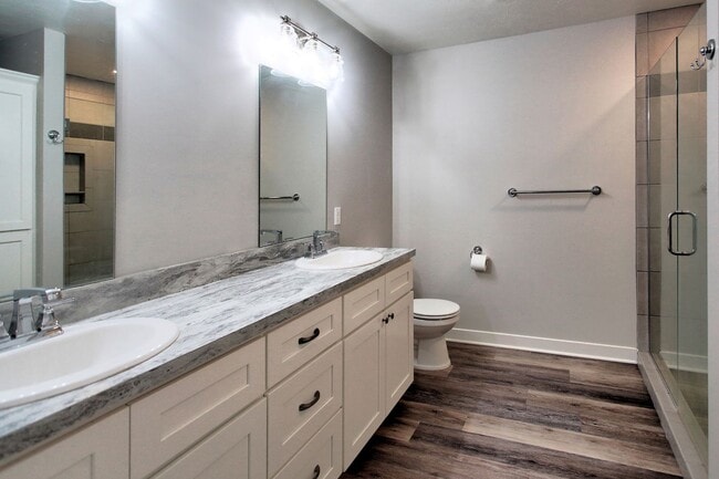 Building Photo - Spacious 2 Bed/2 Bath Condo in Prime Location