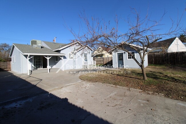 Building Photo - 1042 Las Palmas Ave