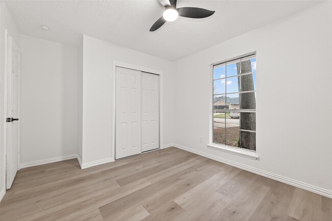 Building Photo - 16235 La Terra Dr