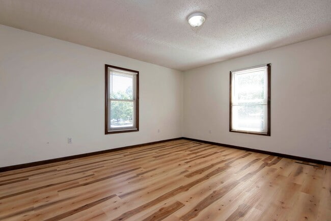 Building Photo - 3839 N Stewart Ave