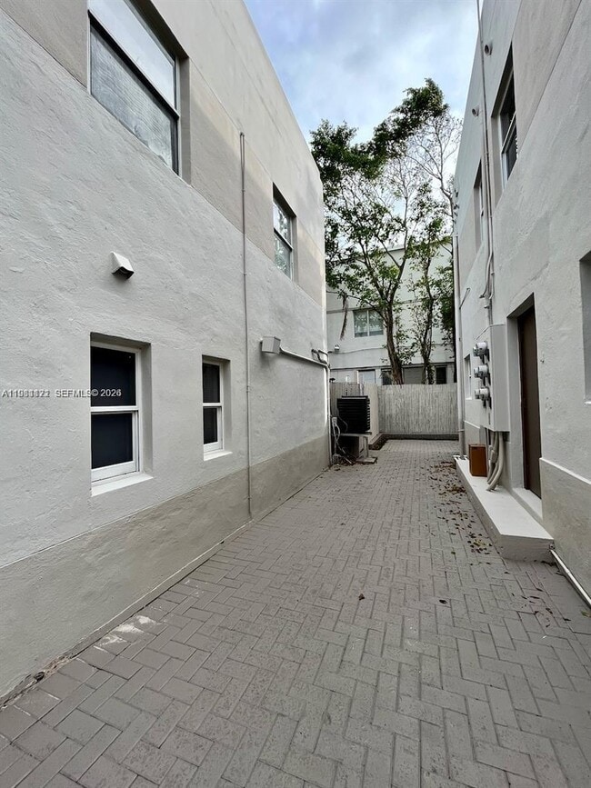 Building Photo - 833 W 39th St