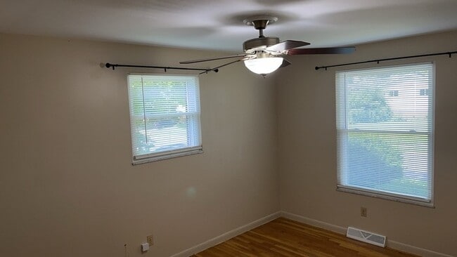 Building Photo - 811 Kenbrook Dr