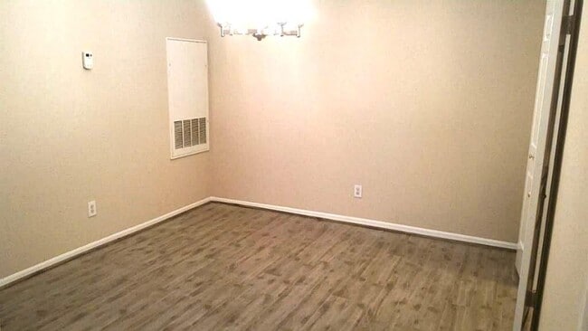 Building Photo - 2255 Braeswood Park Dr