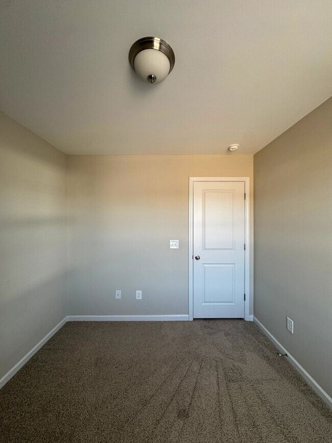 Building Photo - Spacious 4 Bed 2.5 Bath Home with Flex Rooms