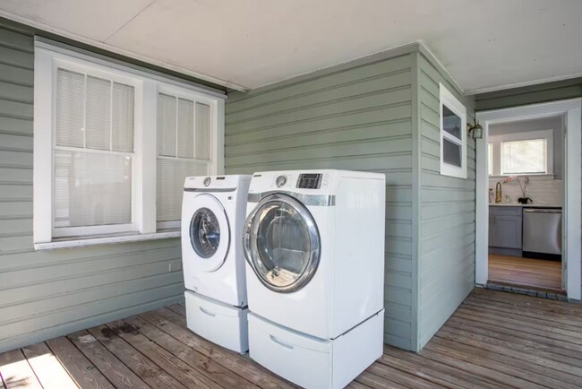 Building Photo - Furnished 2-Bedroom Corner Lot Home in Old...