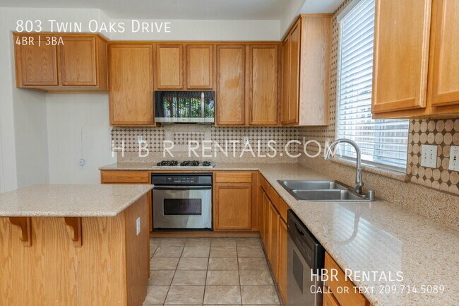 Building Photo - 803 Twin Oaks Dr
