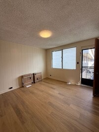 Building Photo - Refreshed - 2 bedroom, 1 bath unit in grea...