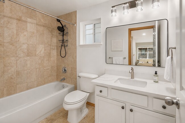 Building Photo - Beautifully Remodeled 3 Bed, 2 Bath Home in Northgate! Near Light rail, UW Medical.