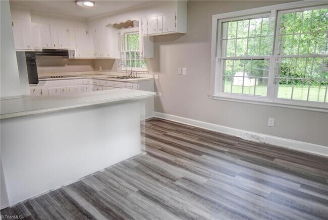 Building Photo - 318 Collinwood Dr