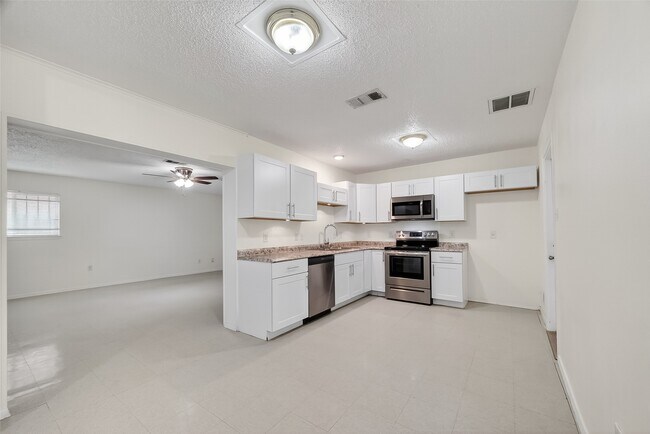 Building Photo - 15022 Chipman Ln.