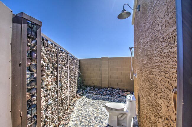 Building Photo - 3016 N Glenview