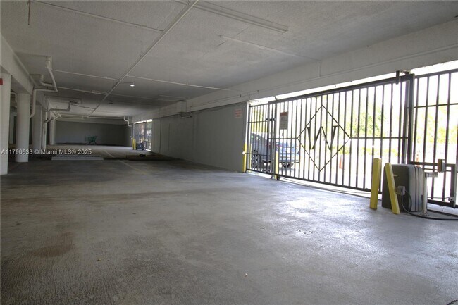 Building Photo - 1250 NE 125th St
