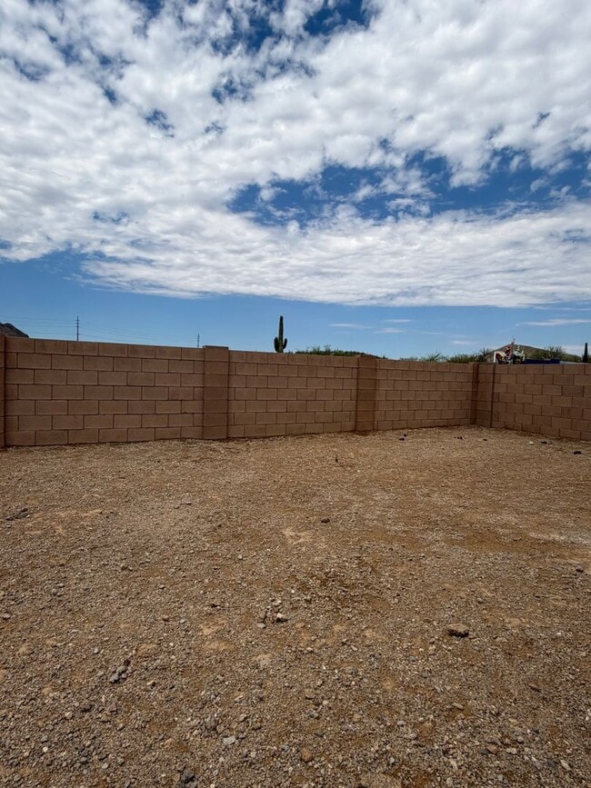Building Photo - Gorgeous 3 Bedroom 2 Bath with modern upgrades in the home!
