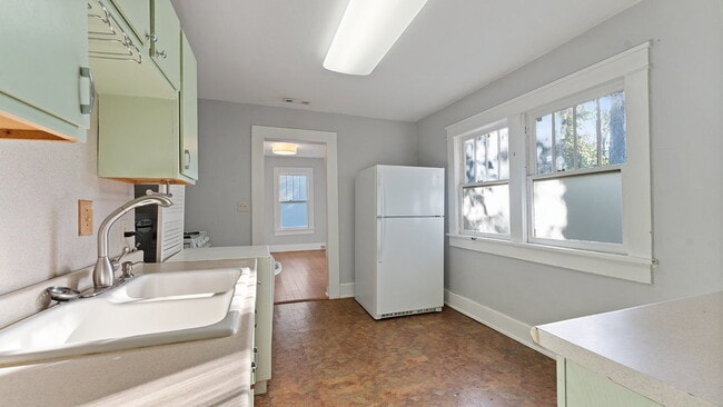 Building Photo - Super Cute One bedroom - Arts and Crafts s...