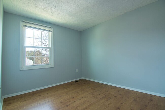 Building Photo - Commuters dream. Beautiful 3 BR 2 FB, 2 HB townhome