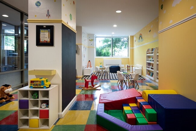 Building Photo - 400 Chambers St