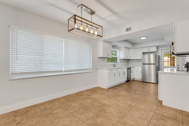 Building Photo - Modern Sarasota 3 Bedroom Home With Separa...