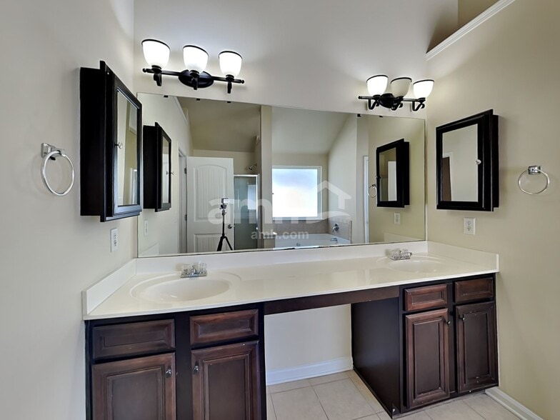 Building Photo - 80 Torero Trl