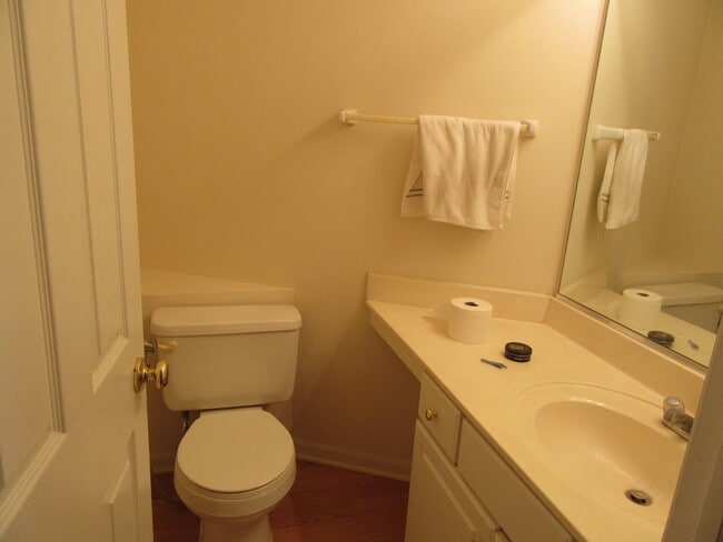 Building Photo - 440 E Thornhill Ln