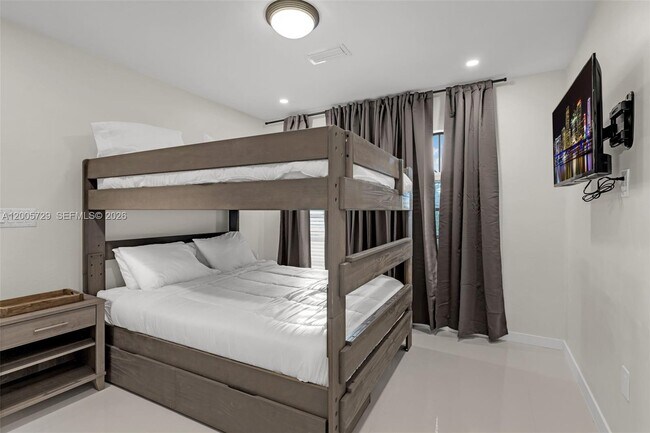 Building Photo - 1075 NE 12th Ave