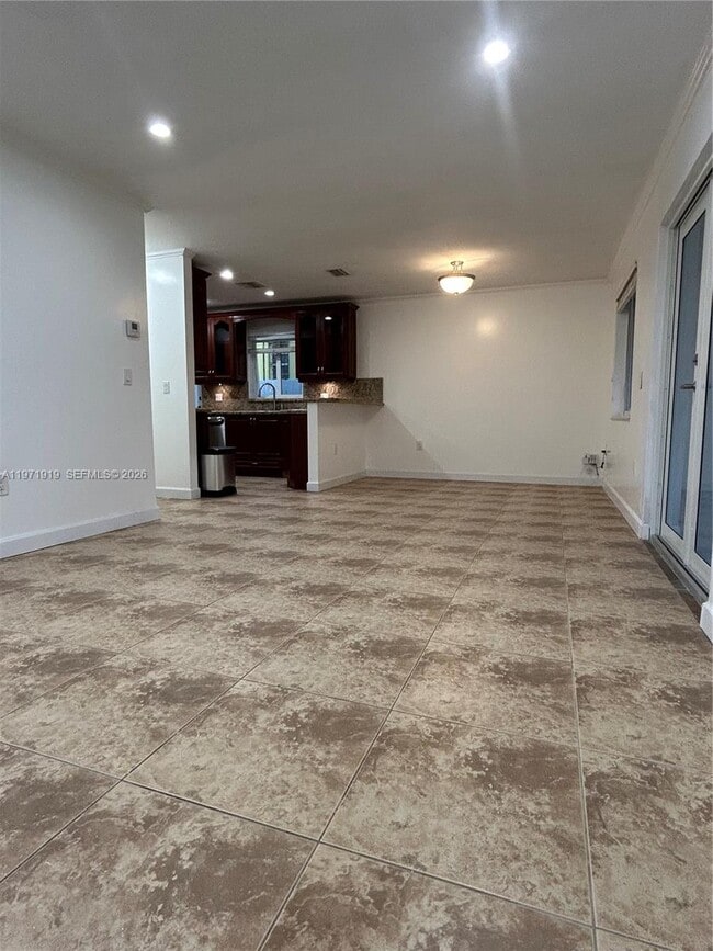 Building Photo - 230 SW 30th Ave