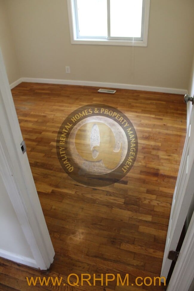 Building Photo - Available Now-- 3 Bedroom, 1 Bathroom Home...