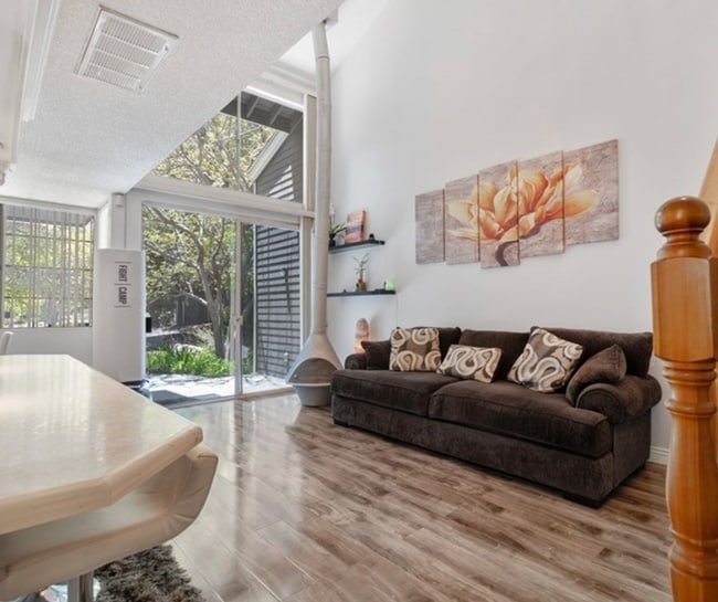 Building Photo - GORGEOUS 3 BEDROOM 3 BATH TOWNHOME
