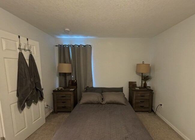 Building Photo - "Charming 3-Bed, 2-Bath Home Oasis in Jacksonville's Heart!"