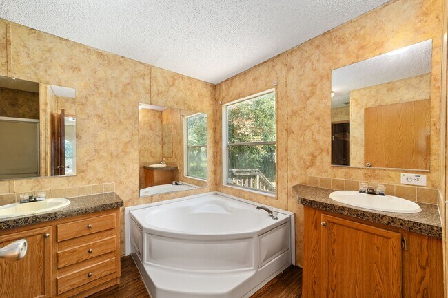 Building Photo - Spacious 3BR/2BA Home  Available Now!