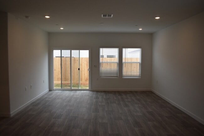 Building Photo - 4448 N San Miguel Ave