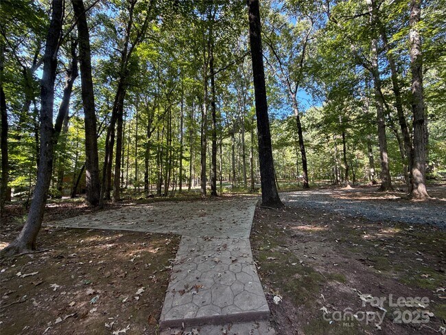 Building Photo - 217 Raintree Dr