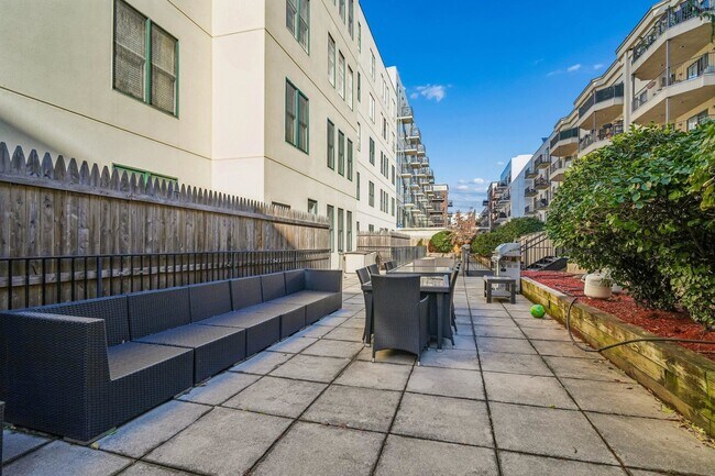 Building Photo - 915 Madison St