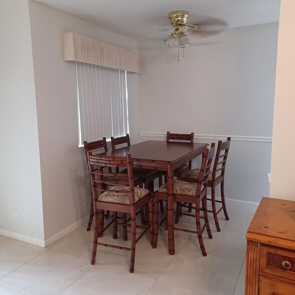 Dinette - 3940 Arelia Dr S