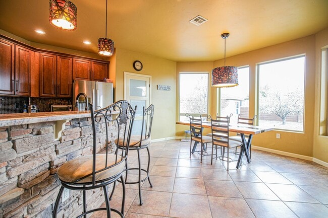 Building Photo - Beautiful 4 Bed 2 Bath - Dogs Allowed!