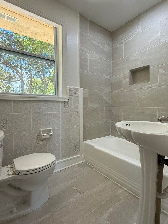 Building Photo - 244 Greenbrier Dr NE