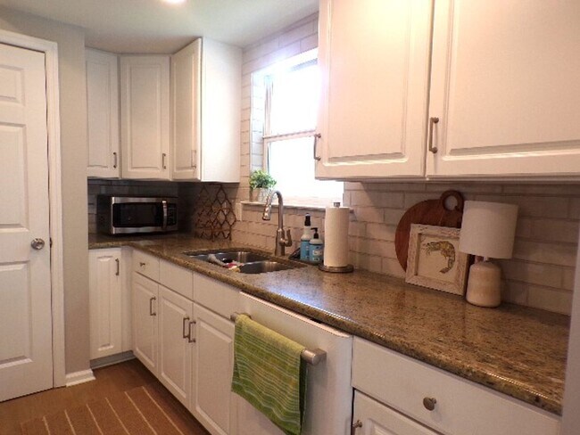 Building Photo - Adorable Home Located In Yacht Cove