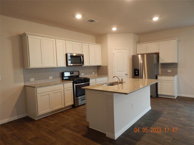 Building Photo - 705 Mais Dr