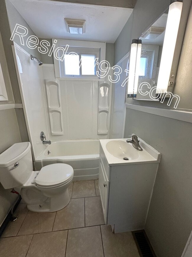 Building Photo - Spacious 4 bedroom 2 Bath home