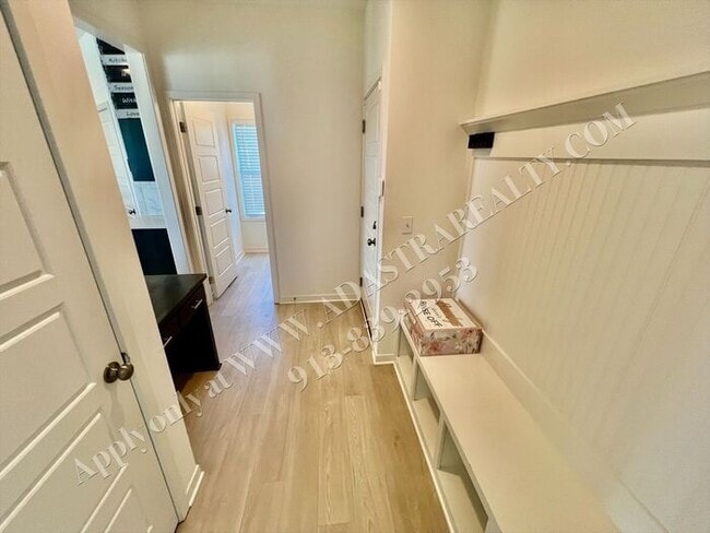 Building Photo - Beautiful 4 Bed 3.5 Bath Home in Olathe-Av...