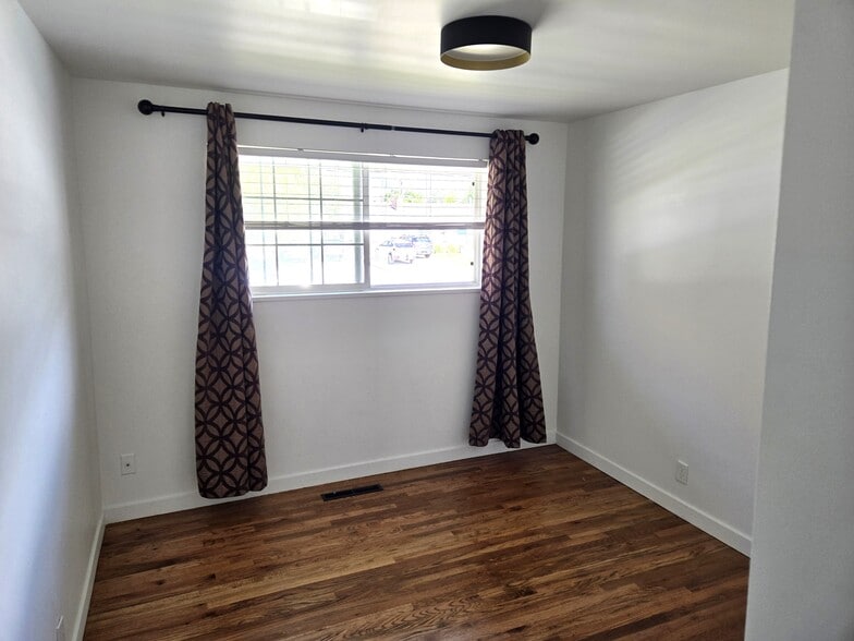 Building Photo - 9910 S Sego Lily Dr