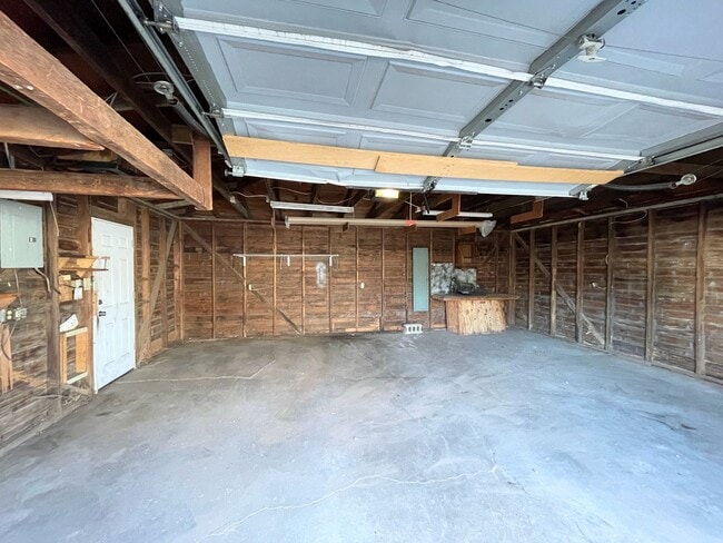 Building Photo - 2 Bed 1 Bath with 2-Car Detached Garage