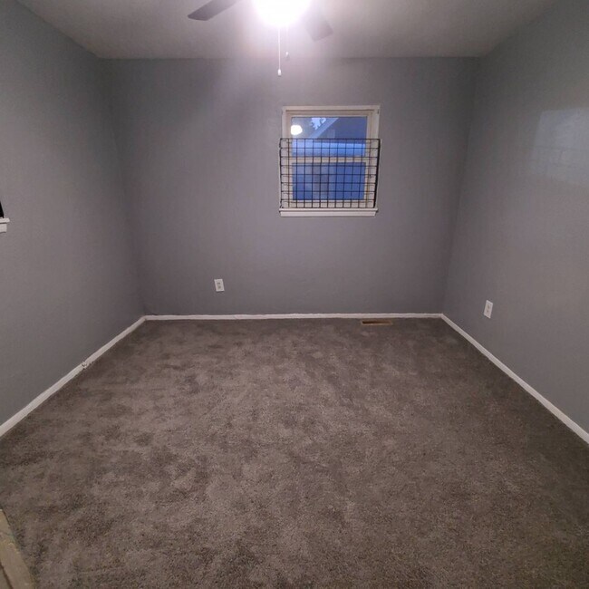Building Photo - Charming 3-Bedroom Property in Prime Location