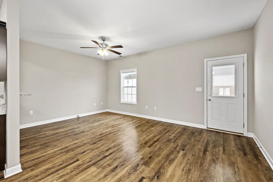 Building Photo - 730 Village Creek Dr